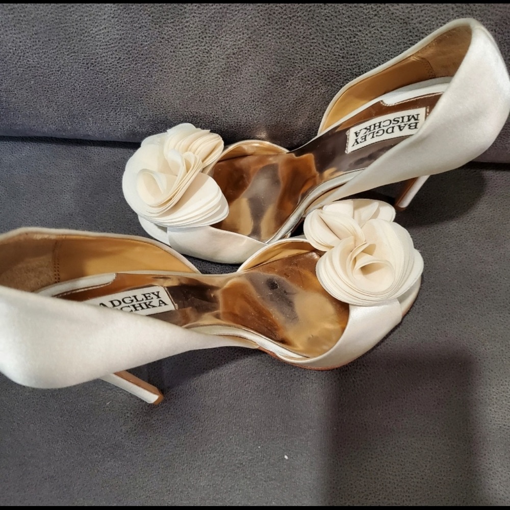 Badgley Mischka off white silk shoes, size 8M, silk flower accent, 4 inch heel - Picture 2 of 6